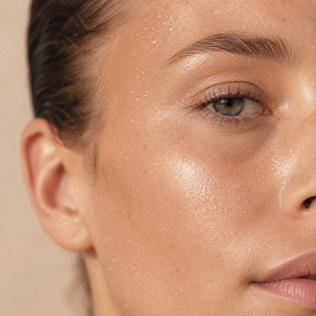 Demi-visage d'une femme à la peau fraîche et hydratée, équilibre du microbiome cutané