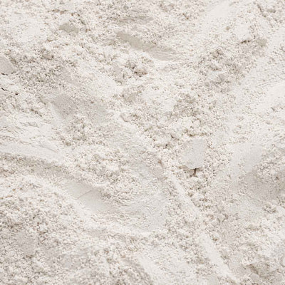 Poudre de zinc minérale blanche en plein cadre, texture fine et poudreuse