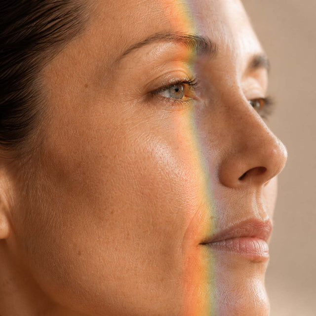 Bande de lumière irisée projetée sur le visage d'une femme au teint nu