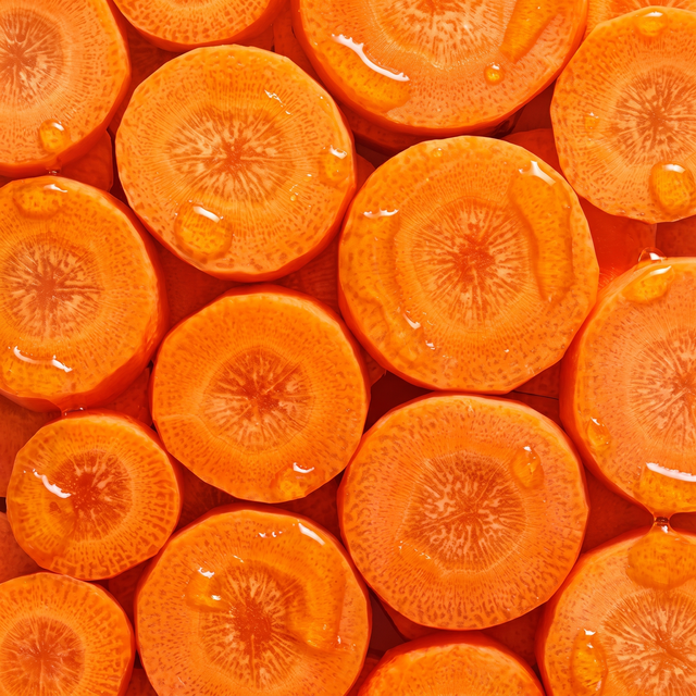 Tranches de carottes juteuses en plein cadre, source naturelle de l'huile de carotte