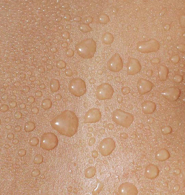 Gouttes d'eau et de brume perlant sur la peau en gros plan, hydratation du visage