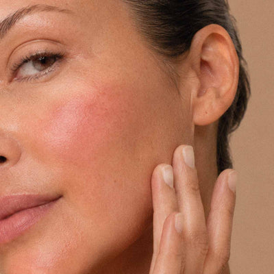 Demi-visage d'une femme, joue légèrement rosée par la chaleur, profil de peau Pitta en ayurvéda