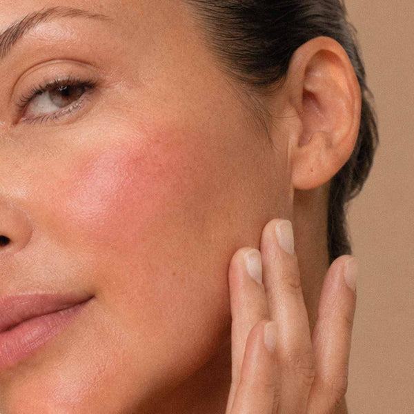 Demi-visage d'une femme, joue légèrement rosée par la chaleur, profil de peau Pitta en ayurvéda