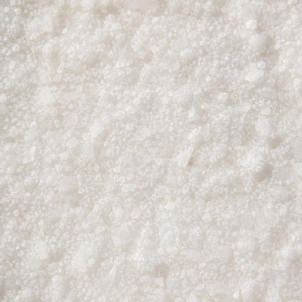 Cristaux blancs de niacinamide en poudre en plein cadre, actif éclat du teint