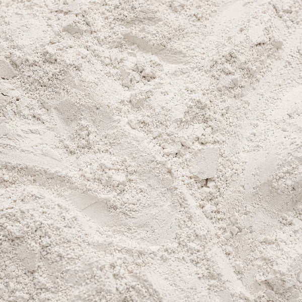 Poudre de zinc minérale blanche en plein cadre, texture fine et poudreuse