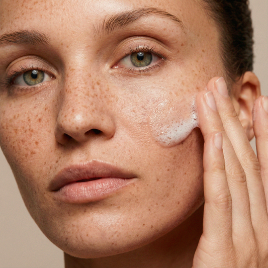 Cosmétique naturel sans conservateurs : ce qui tient vraiment