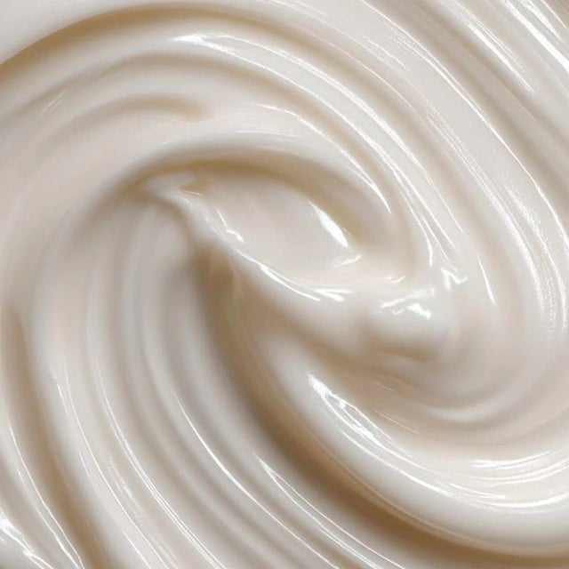 Texture de crème nourrissante pour peau mature formant un tourbillon en plein cadre
