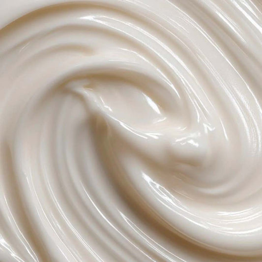 Peau mature après 45 ans : pourquoi hydrater ne suffit plus