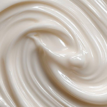 Peau mature après 45 ans : pourquoi hydrater ne suffit plus
