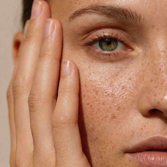 Déshydratation : pourquoi la peau peut briller davantage