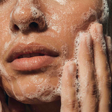 Nettoyage doux : démaquiller sans perturber la flore cutanée