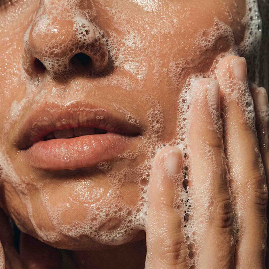 Nettoyage doux : démaquiller sans perturber la flore cutanée