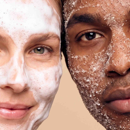 Deux demi-visages côte à côte, l'un couvert de mousse nettoyante, l'autre de gommage au sel