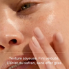 application du sérum sur la peau révélant une texture veloutée et un fini lumineux sans effet gras