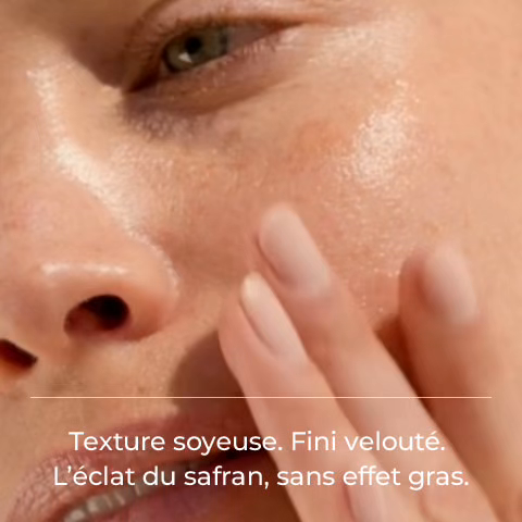 application du sérum sur la peau révélant une texture veloutée et un fini lumineux sans effet gras