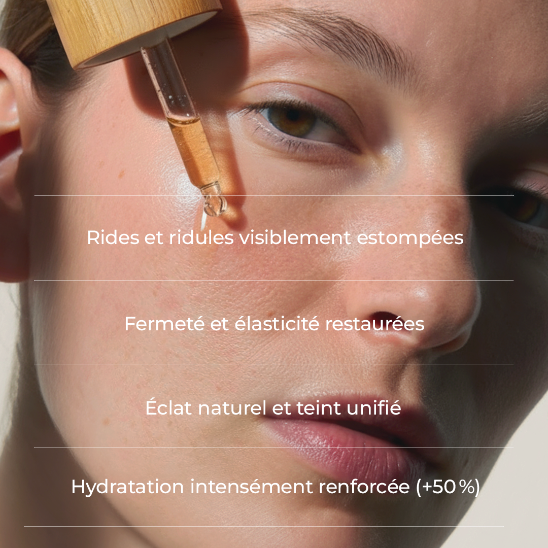 Application du sérum visage Lotus Bleu Just avant. à l’aide d’une pipette en verre avec bouchon en bois, goutte déposée sur la peau du visage en lumière naturelle.