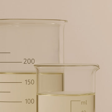 Verrerie de laboratoire illustrant l’approche scientifique et rigoureuse de la charte de formulation en cosmétique naturelle Just avant.