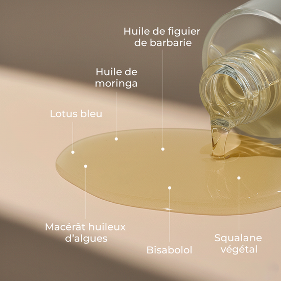 Composition du sérum visage Lotus Bleu Just Avant montrant une texture huileuse versée depuis un flacon en verre, avec repères des huiles végétales et actifs 100% d’origine naturelle.