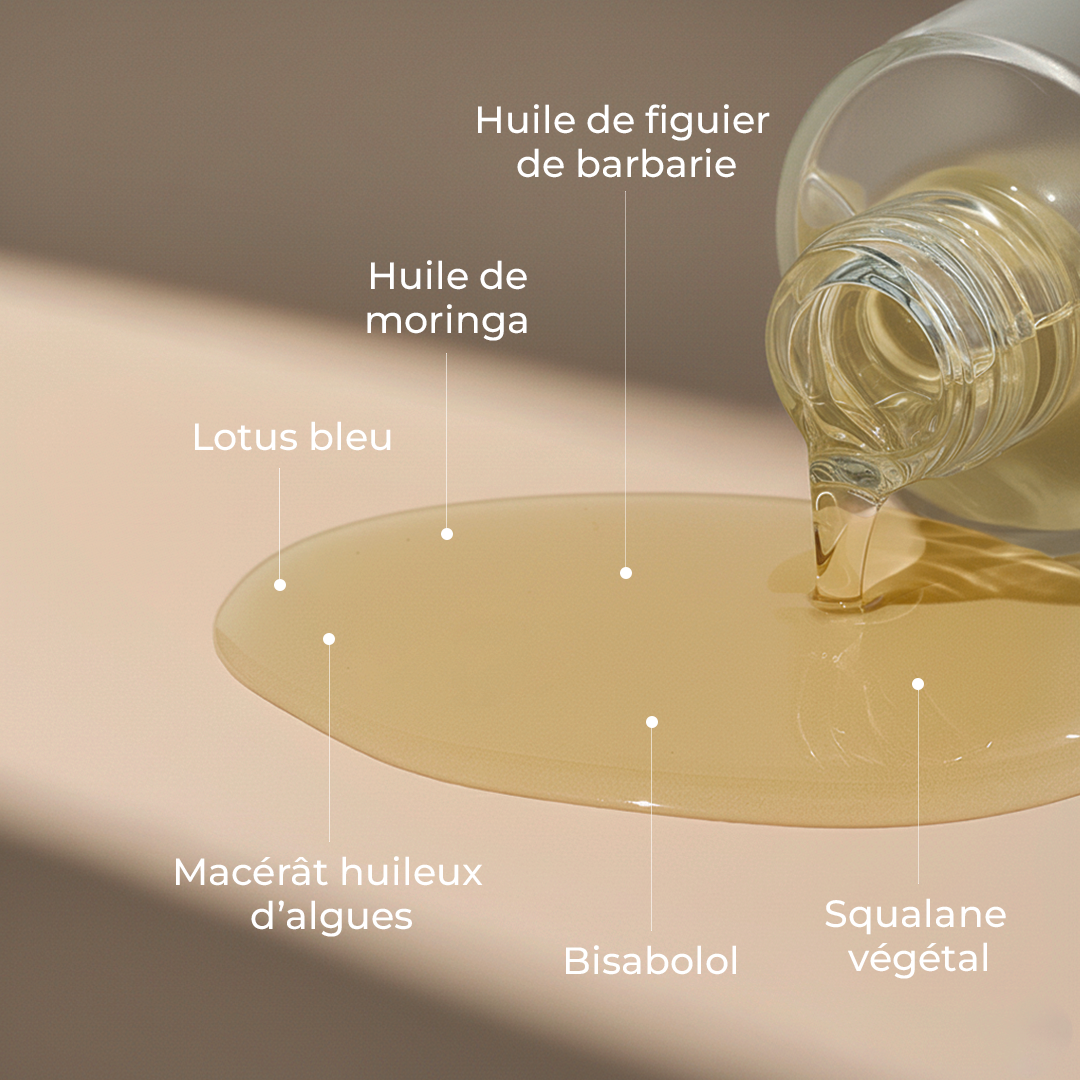 Composition du sérum visage Lotus Bleu Just Avant montrant une texture huileuse versée depuis un flacon en verre, avec repères des huiles végétales et actifs 100% d’origine naturelle.