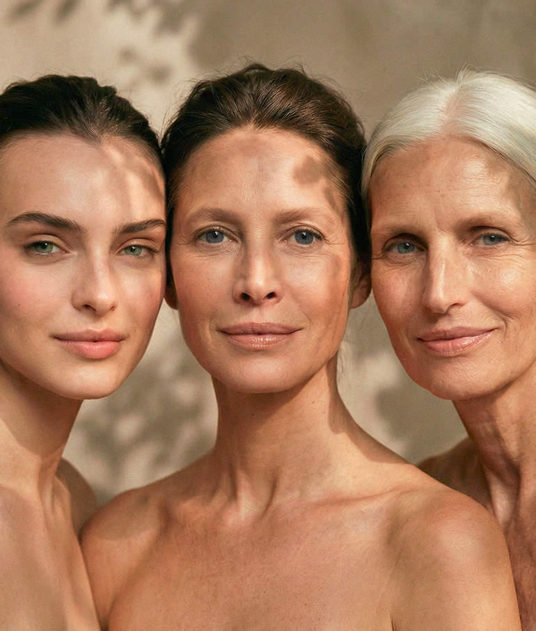 Trois femmes de générations différentes réunies dans une lumière naturelle, incarnant la vision Just avant. d’une beauté authentique, consciente et intemporelle.