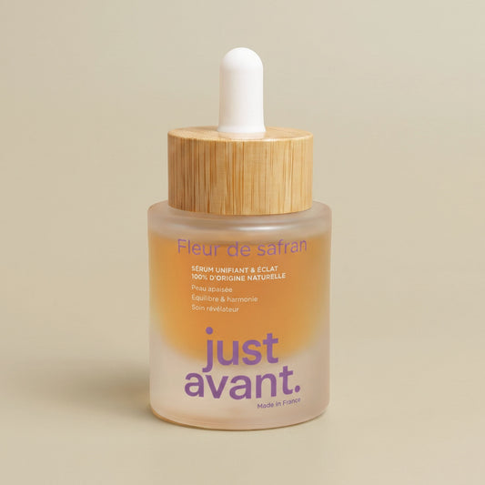 Flacon pipette du sérum unifiant et éclat Fleur de safran Just avant, verre dépoli et bouchon bambou, fond beige