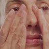 Application du sérum anti-âge Lotus bleu Just avant. sur peau mature, geste doux sur le visage pour lisser et nourrir la peau
