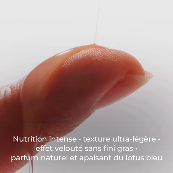 Texture du sérum visage Lotus Bleu Just Avant, goutte fluide et translucide déposée sur le bout du doigt, montrant la matière sur fond clair.